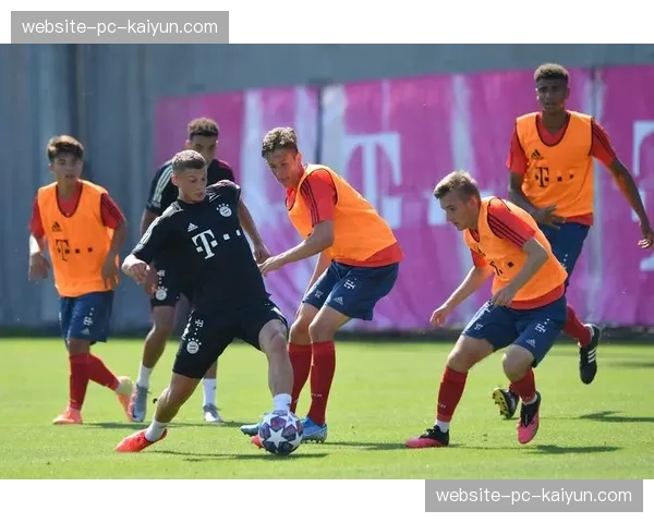 赛前训练开放日,超过万名球迷涌入拜仁的塞贝纳大街 赛前训练开放日,超过万名球迷涌入拜仁的塞贝纳大街