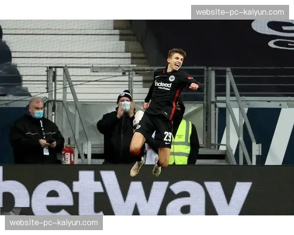 法兰克福中场林德斯特伦因肌肉疲劳缺席训练，队医归因于比赛节奏过快