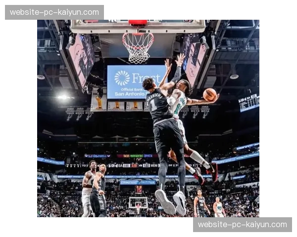 慢镜回放:文班亚马如何利用身高与臂展,干扰对手的底线发球 慢镜回放:文班亚马如何利用身高与臂展,干扰对手的底线发球